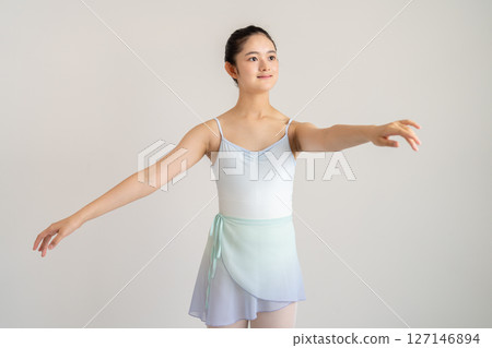 年輕女性的芭蕾舞課程 127146894