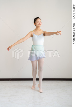 年輕女性的芭蕾舞課程 127146895