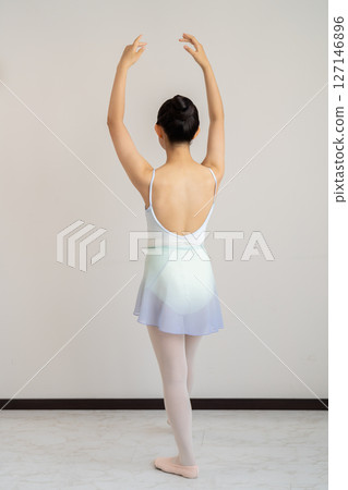 芭蕾課上一位年輕女子的背影 127146896