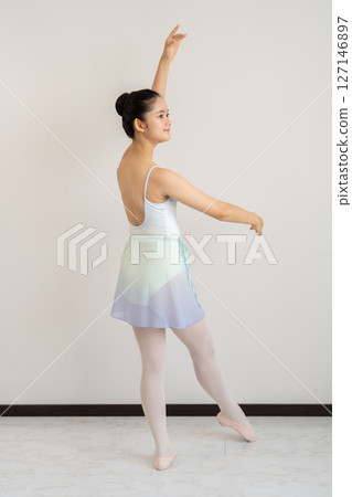 Young women's ballet lessons 127146897