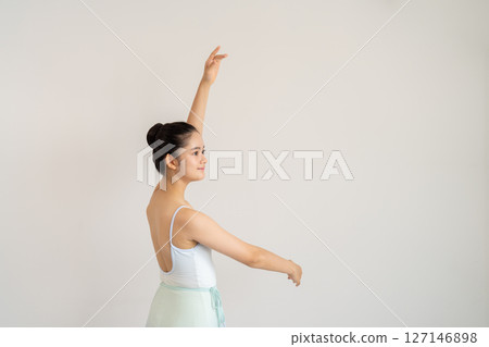 年輕女性的芭蕾舞課程 127146898