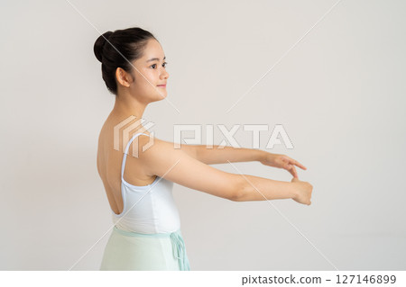 年輕女性的芭蕾舞課程 127146899
