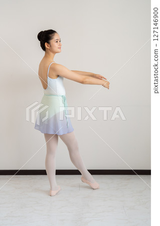 Young women's ballet lessons Young women's ballet lessons 127146900