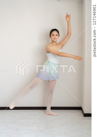 Young women's ballet lessons 127146901