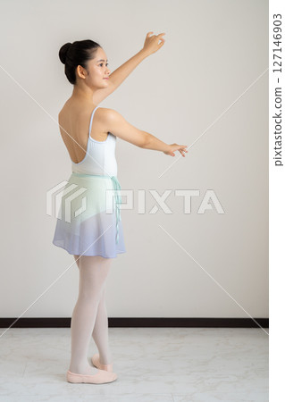 Young women's ballet lessons 127146903