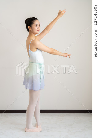 Young women's ballet lessons Young women's ballet lessons 127146905