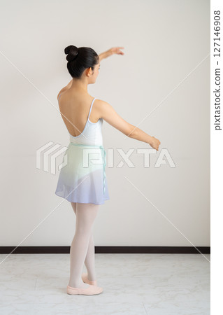 芭蕾課上一位年輕女子的背影 127146908