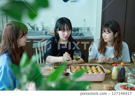 婦女們正在享受家庭聚會 婦女們正在享受家庭聚會 127146917