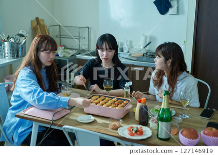 婦女們正在享受家庭聚會 127146919