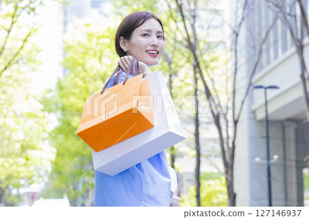 購物婦女拿著購物袋 127146937