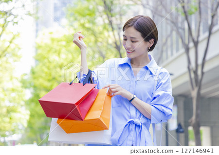 購物婦女拿著購物袋 127146941