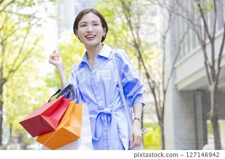 購物婦女拿著購物袋 127146942