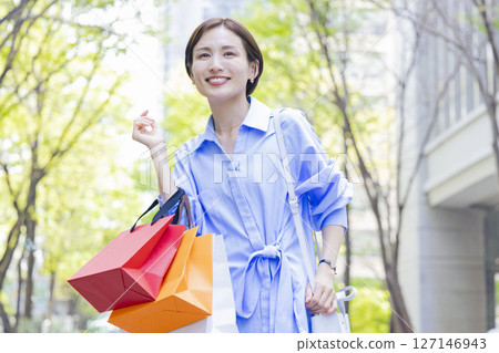 購物婦女拿著購物袋 127146943