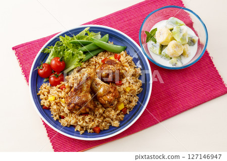 盤子裡有五彩繽紛的什錦飯和雞肉 127146947