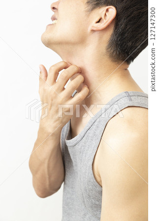 白色背景下抓脖子的男人 127147300