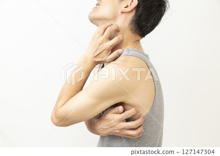 白色背景下抓撓身體的男人 127147304