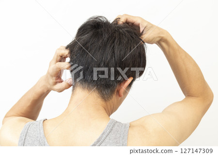 白色背景下抓頭的男人 白色背景下抓頭的男人 127147309