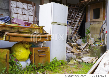 A large amount of bulky garbage left in an old house 127147671