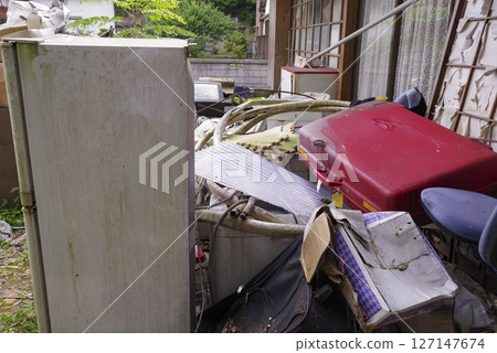 A large amount of bulky garbage left in an old house 127147674