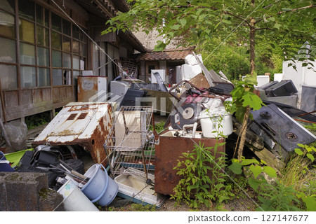 A large amount of bulky garbage left in an old house 127147677