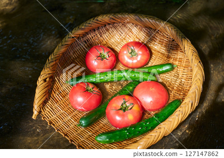 用溪水冷卻夏季蔬菜 用溪水冷卻夏季蔬菜 127147862