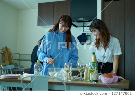 婦女們正在為家庭聚會做準備 127147961