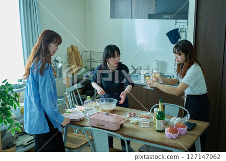 婦女們正在為家庭聚會做準備 婦女們正在為家庭聚會做準備 127147962