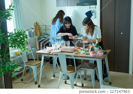 婦女們正在為家庭聚會做準備 127147963