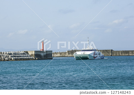 A high-speed ferry bound for Ishigaki Island arriving at Hateruma Port A high-speed ferry bound for Ishigaki Island arriving at Hateruma Port 127148243