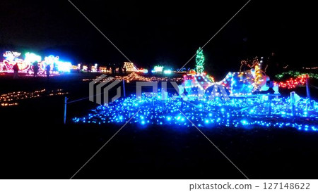 裝飾著五彩燈光的物體漂浮在夜空中，形成光之盛宴。 127148622