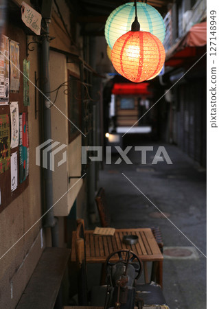 Izakaya in the back alley 127148949