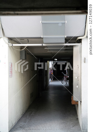 地下通道和女性行人 地下通道和女性行人 127149039