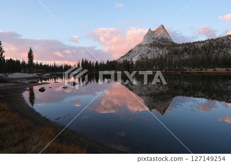 約翰·繆爾步道的壯麗景色。大教堂湖和大教堂峰 127149254