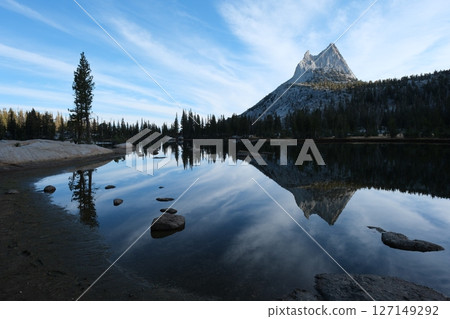 Spectacular view of the John Muir Trail. Cathedral Lake and Cathedral Peak 127149292
