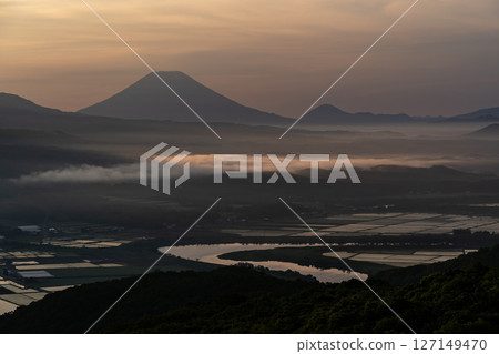 Mountain Yotei in the morning glow Mountain Yotei in the morning glow 127149470