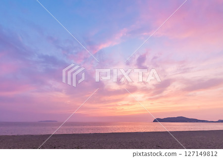 Early summer sunset and calm sea at Fukutsu Coast (Fukuoka Prefecture) 127149812