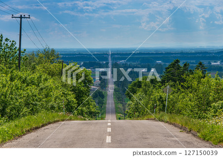通往天堂的道路。連接北海道斜裡町和小清水町的這條筆直道路,全長約28公里。 通往天堂的道路。連接北海道斜裡町和小清水町的這條筆直道路,全長約28公里。 127150039