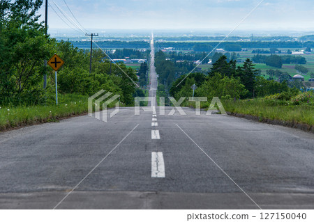 通往天堂的道路。連接北海道斜裡町和小清水町的這條筆直道路，全長約28公里。 127150040