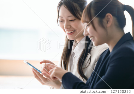 Business woman watching smaho 127150253