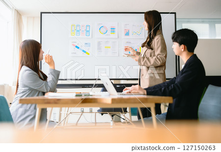 Business people to hold meetings 127150263