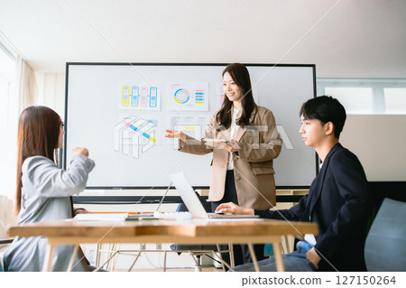 Business people to hold meetings 127150264