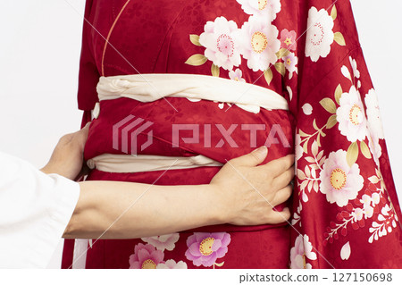 使用軀幹穿戴振袖的過程 使用軀幹穿戴振袖的過程 127150698