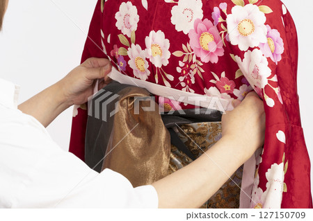 The process of dressing a furisode using a torso The process of dressing a furisode using a torso 127150709