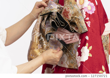 The process of dressing a furisode using a torso 127150721