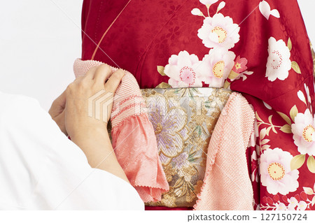 The process of dressing a furisode using a torso 127150724