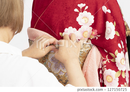 The process of dressing a furisode using a torso 127150725