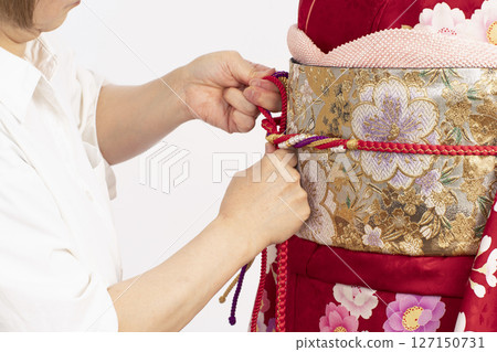 The process of dressing a furisode using a torso The process of dressing a furisode using a torso 127150731