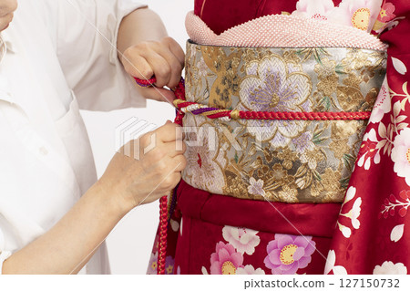 The process of dressing a furisode using a torso The process of dressing a furisode using a torso 127150732