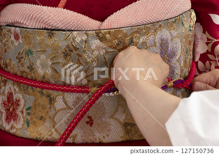 The process of dressing a furisode using a torso 127150736