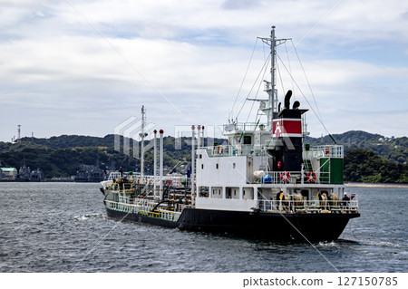 神奈川縣橫須賀市長浦港海軍基地港區內航行的油輪 127150785
